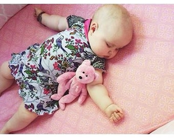 Loungeklänningen, Mo's nattlinne / klänningsmönster för bebisar och flickor långa och korta ärmar