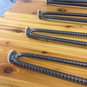 Puede incluir: Cuatro patas de mesa de metal negro con almohadillas de fieltro blanco en la parte inferior. Las patas est&aacute;n hechas de acero corrugado y tienen un dise&ntilde;o retorcido.