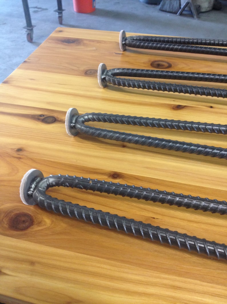 Puede incluir: Cuatro patas de mesa de metal negro con almohadillas de fieltro blanco en la parte inferior. Las patas est&aacute;n hechas de acero corrugado y tienen un dise&ntilde;o retorcido.