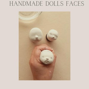Peut inclure: Image d'un tutoriel pour des visages de poupées faits à la main. L'image montre trois petits visages de poupées blancs, dont un tenu dans une main. Le texte en haut indique "TUTORIAL HANDMADE DOLLS FACES". Le bas de l'image contient le texte "BY MARIA JOSE BERGMANN/ PETUQUI ART" et "COPYRIGHT REGISTERED".