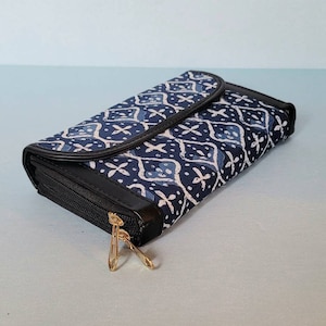 Billetera de mujer, billetera de tela Ikat hecha a mano, billetera con cremallera boho étnico hippie, billetera impresa en bloque de diseño geométrico, regalo del Día de la Madre