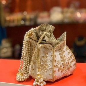 Sac Potli blanc, pochette perlée florale en or ivoire, sac à main de mariage de fête nuptiale, cadeau Lotus Potli embelli brodé à la main, Bollywood