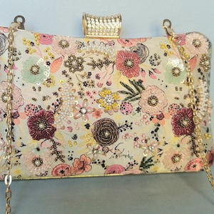 Pochette fleurie et perles, sac à main de fête, bandoulière à sequins perlés, pochette de mariage, sac de mariée, pochette de soirée, pochette brodée à ornements