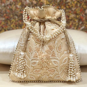 Bolso de fiesta dorado claro, bolso potli color crema, clutch zardosi beige con perla, bolso de novia indio punjabi pakistaní, bolso potli dorado estilo Bollywood