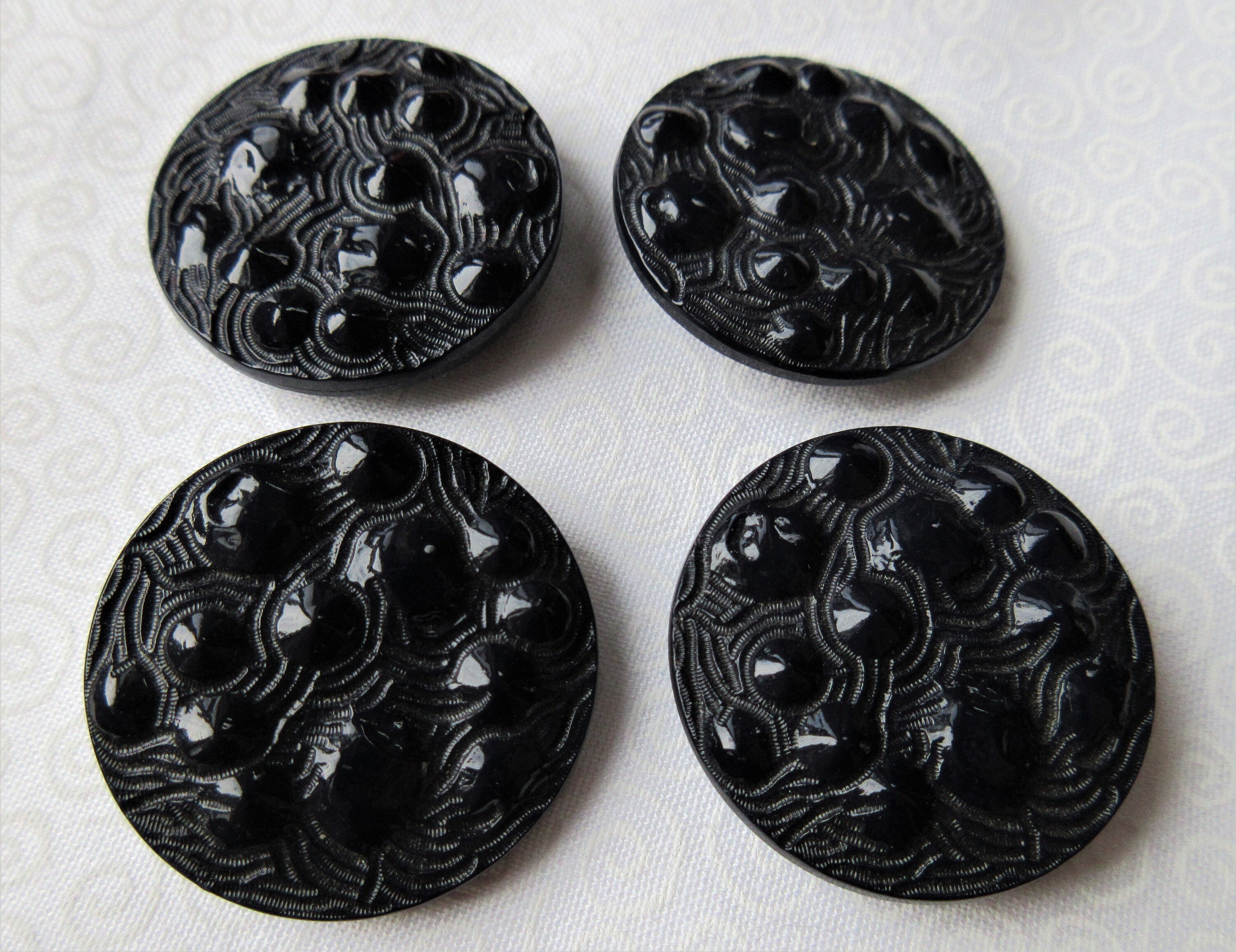 【AAKE】BOUCLE 3-BUTTON T Antique Black Knotted Leather-Look 4-Hole Plastic Button