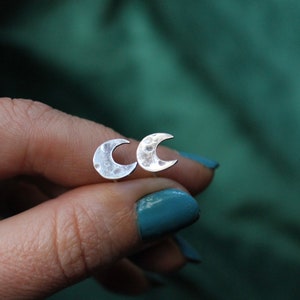 Gehämmerte Silber Halbmond Ohrstecker, handgemachte Mond Ohrringe