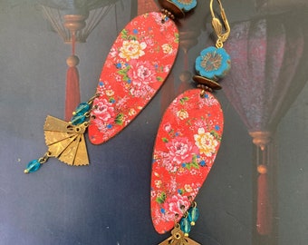Boucles d'oreilles florales Chinoises, pendentifs faux étain, motifs floraux Asiatiques, style bohème hippie chic, look vintage, éventail