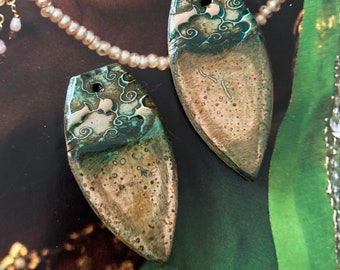 2 pendentifs ethniques fait-main en argile polymère fimo, breloque artisanale, aspect porcelaine, ooak, fujigirls