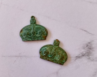 2 minis pendentifs couronnes oxydés pour obtenir une patine vert de gris