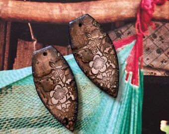 2 pendentifs ethniques de style Asiatique fait-main en argile polymère fimo, breloque artisanale, fleurs de cerisiers, ooak, fujigirls