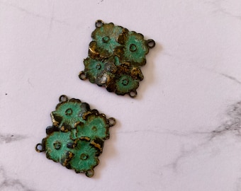 2 connecteurs floraux de style vintage art déco, Oxydés pour obtenir une patine vert de gris