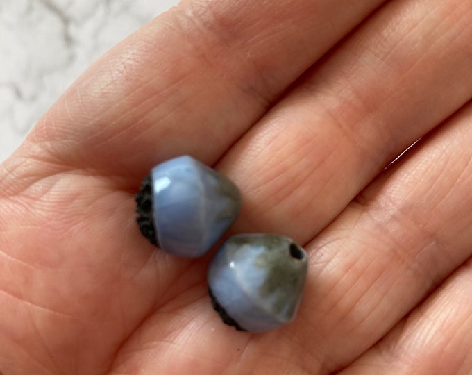 2 petites perles rondes en céramique bleue