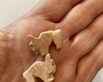 Lot de 2 perles totem bisons sculptés main en pierre, animaux fétiches, amulettes navajo, zuni