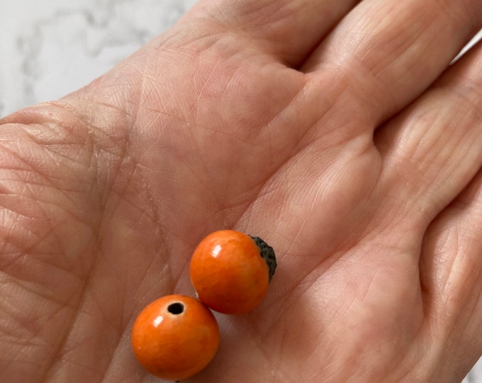 2 petites perles rondes en céramique orange