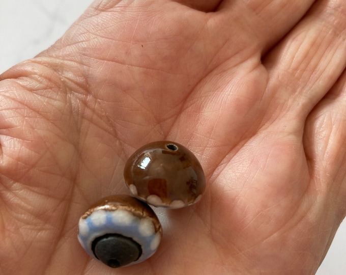 2 grosses perles en céramique bleu et marron, perles artisanales