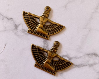 2 pendentifs en laiton représentant une Déesse Egyptienne