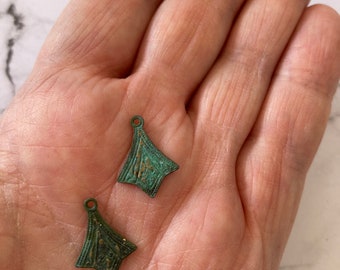 2 minis pendentifs de style Art Déco oxydés pour obtenir une patine vert de gris