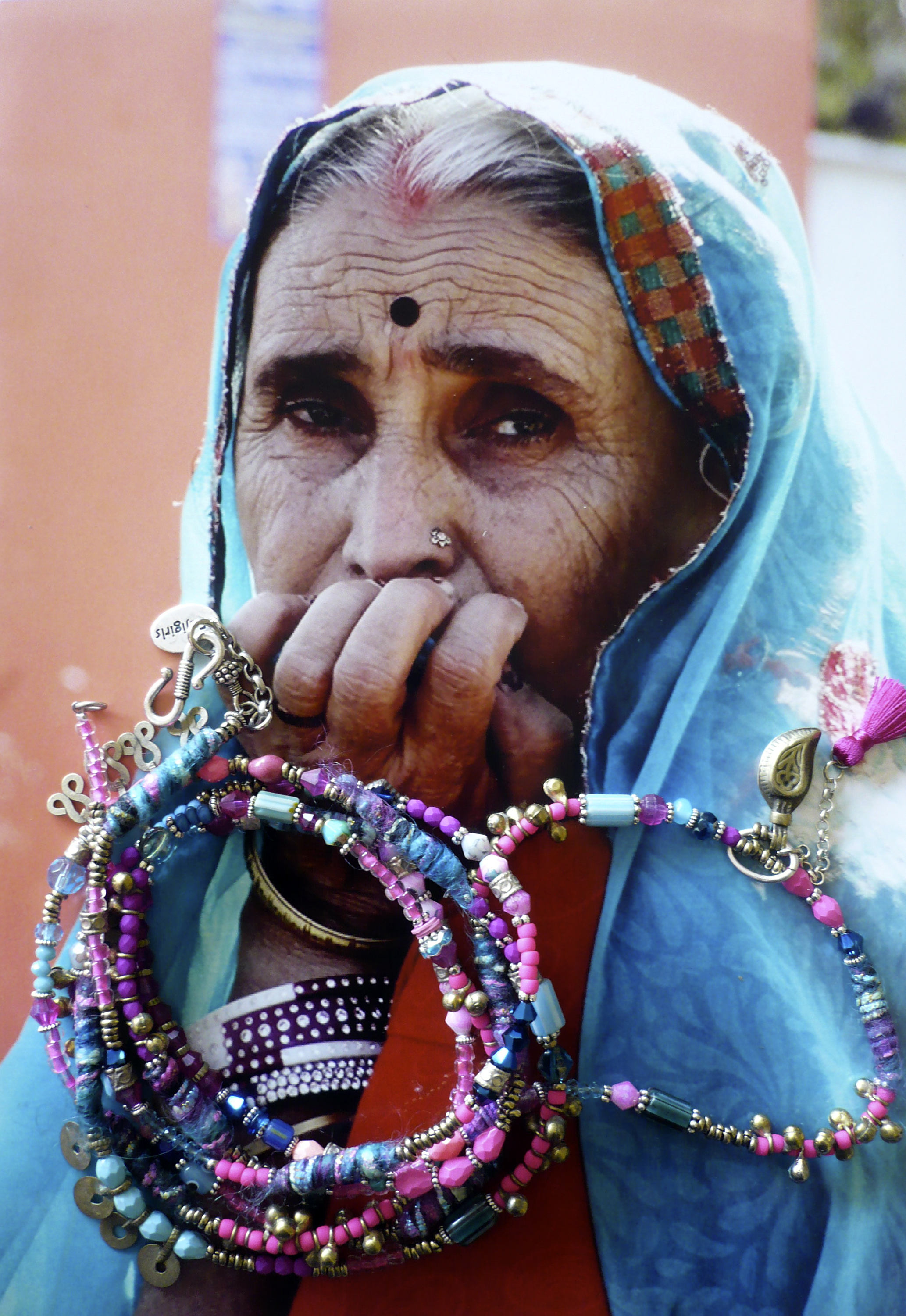 Ravissant collier sautoir hippie chic avec perles de verre et connecteurs en c\u00e9ramique