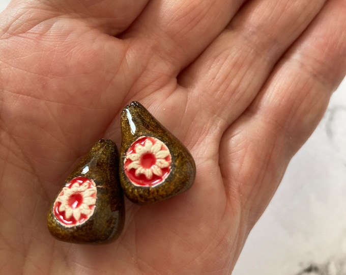 2 grosses perles en céramique marron et rouge, perles artisanales
