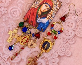 Boucles d'oreille asymétrique religieuse la vierge Marie et l'enfant, médailles miraculeuses, catholique, ex-voto, milagros, croix, chapelet