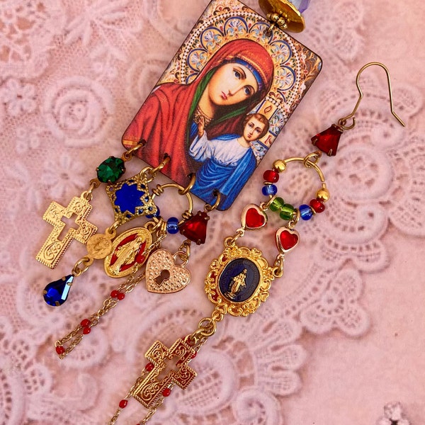 Boucles d'oreille asymétrique religieuse la vierge Marie et l'enfant, médailles miraculeuses, catholique, ex-voto, milagros, croix, chapelet