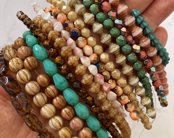 Lot de 14 rangs de perles Tchèques, de formes et couleurs diverses