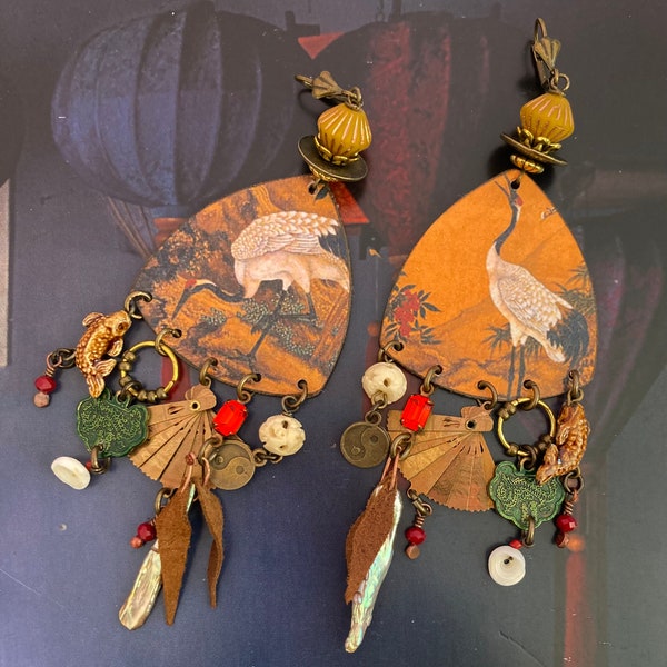 Boucles d'oreilles grues Japonaises de style vintage, Pendentif artisanal asiatique, look rustique, perles de culture, cuir, os