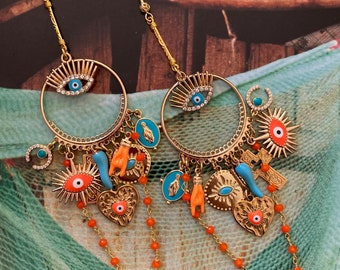 Boucles d'oreilles créoles aux amulettes porte-bonheur, bijoux grigri religieux, mauvais œil, médaille miraculeuse, chance, bondieuserie