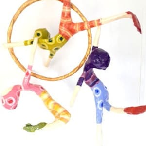 Móvil de circo con tres acróbatas multicolores que pueden colgarse de múltiples formas. Decoración de interiores