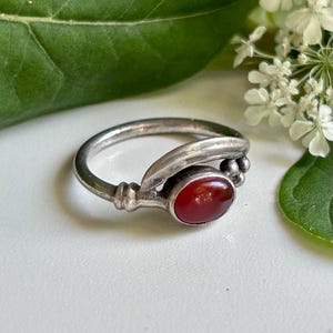 Vintage Silver Ring with Carnelian Cabochon & Leaf Detail, Size 5