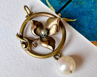 Antique Art Nouveau Natural Pearls Round Pendant Made from a Brooch, Flower Motives, 1900s, Gilded Brass, Late 19th — Early 20th Century