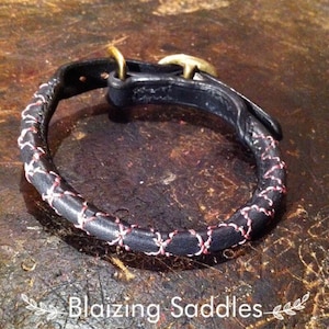 Può includere: Collare per cani in pelle nera con cuciture rosse e fibbia in ottone. Il collare è fatto a mano e presenta un design unico.