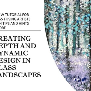 Pode incluir: Um tutorial para artistas de fusão de vidro, intitulado "Criando profundidade e design dinâmico em paisagens de vidro". A imagem mostra um close-up de uma obra de arte de vidro que representa uma cena de floresta com cores azuis e brancas.