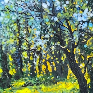 Puede incluir: Un primer plano de una obra de arte de vidrio que representa una escena de bosque. La obra presenta una variedad de colores verdes, azules y amarillos, con un enfoque en los árboles y sus ramas. El fondo es un verde suave y borroso.