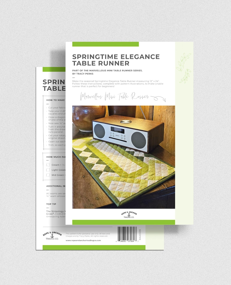 Może przedstawiać: Wz&oacute;r szycia na bieżnik stołowy o nazwie "Springtime Elegance" z instrukcjami, jak go uszyć. Wz&oacute;r jest częścią serii "Marvellous Mini Table Runner Series" autorstwa Tracy Perks. Wz&oacute;r zawiera zdjęcie gotowego bieżnika stołowego na drewnianym stole z radiem na nim.