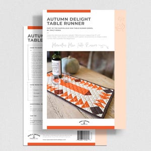 Peut inclure: Un chemin de table matelassé avec un motif géométrique crème, orange et marron. Le chemin de table fait partie de la série Autumn Delight et mesure 30 x 61 cm. L'image montre également une feuille de patron avec des instructions.
