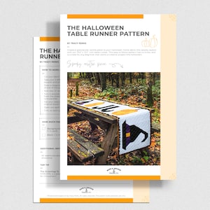 Może przedstawiać: Drukowany wzór PDF na bieżnik na stół na Halloween z kapeluszem czarownicy i dyniami. Wzór ma 187 cm długości i 34 cm szerokości. Wzór został zaprojektowany przez Tracy Perks.