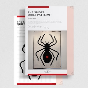 Könnte beinhalten: Ein schwarzes und weißes Spinnen-Quiltmuster mit Anleitung. Die Spinne ist eine schwarze Silhouette auf weißem Hintergrund. Die Decke ist 54 Zoll mal 72 Zoll groß. Das Muster heißt "The Spider Quilt Pattern" von Tracy Perks.