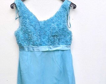 Hermoso maxi vintage de noche / cóctel / dama de honor / vestido de graduación, tamaño pequeño, gasa azul con tapa de volantes y banda de satén, años 60