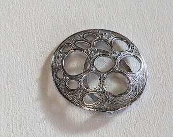 Gran broche vintage para bufanda en tono plateado de Lieba USA, década de 1960-1970
