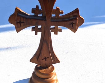 Cruz de Jerusalén de mesa vintage, crucifijo de olivo tallado en capas con decoración, circa años 90-2000.