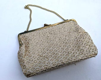Bolso de noche o boda vintage con marco y cadena decorativos en tono dorado, patrón metálico dorado, años 60 y 70.
