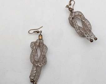 Pendientes vintage inusuales de malla de alambre dorado con diamantes, de época desconocida.