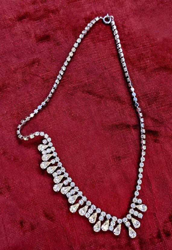 Elegant vintage glitzy necklace with diamante tear