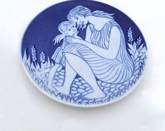 Vintage Mother's Day plate Royal Copenhagen ceramic Mother's Day plate, 1978 w kolorze niebieskim i białym ze stylizowanym obrazkiem. Świetny prezent dla mamy