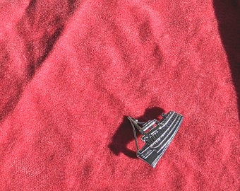 Encantador broche de recuerdo 'SWAN' en tono plateado vintage en forma de barco, alrededor de los años 1960-70, ¡regalo único de San Valentín!