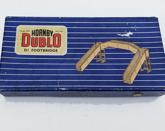 Pasarela metálica Dublo DI de Hornby, escala 00, estilo vintage, con caja y figura, década de 1950.