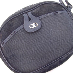 Ungewöhnliche Vintage schwarze Umhängetasche, klein-mittelgroß, lange Riemen in Patentoptik, circa 1960er Jahre
