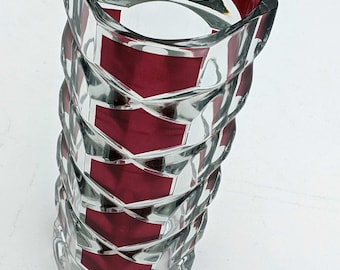 Jarrón triangular vintage de cristal transparente y color arándano, diseñado por JG Durrand, fabricado en Francia, alrededor de 1970, forma y diseño famosos.