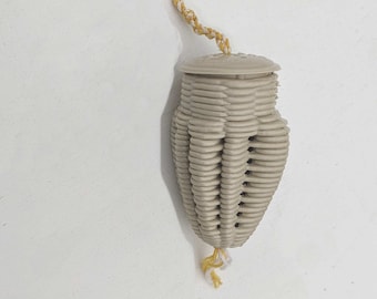 Ambientador vintage en forma de cono de plástico, tipo pomander, década de 1950 aproximadamente.